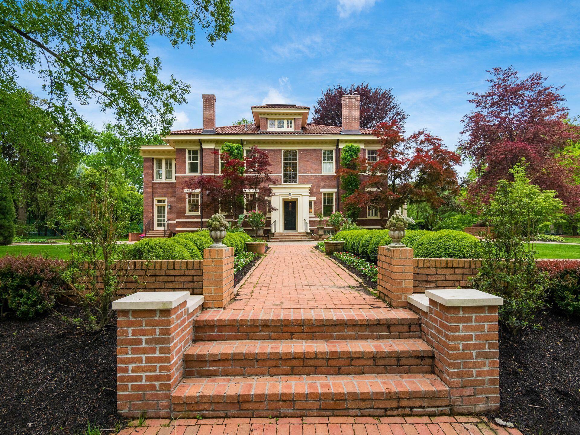 Property Photo: 140 N Parkview Avenue OH 43209