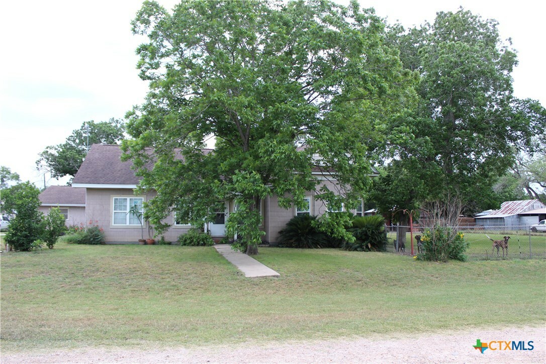 Property Photo: 302 E 5th TX 78141