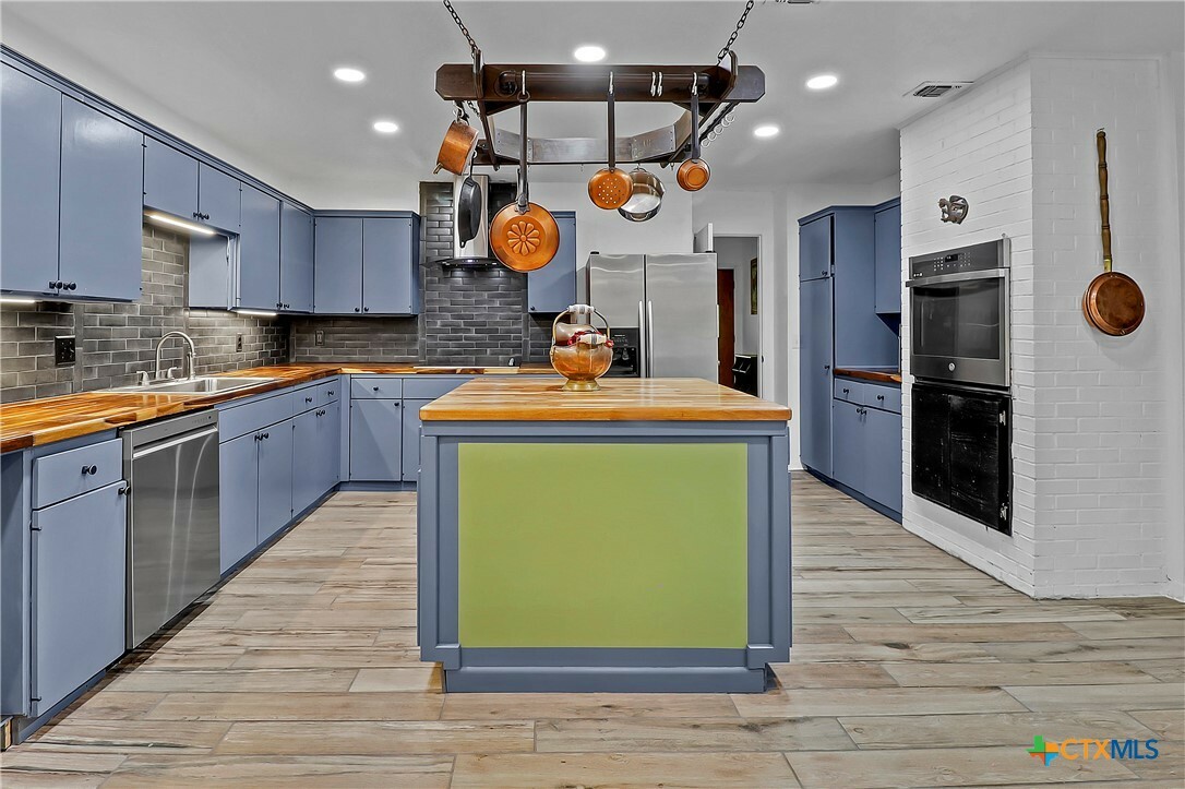 Property Photo: 122 W Sierra Circle TX 78666