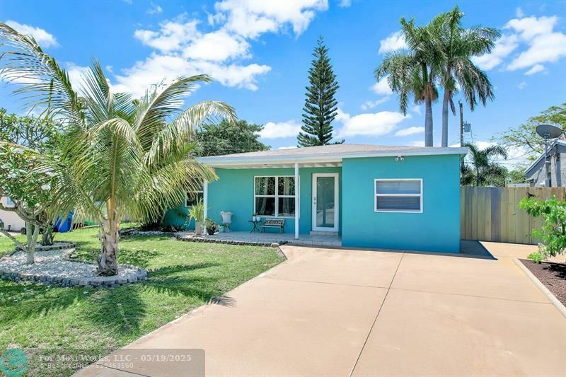 Property Photo: 320 NW 51st Ct FL 33309