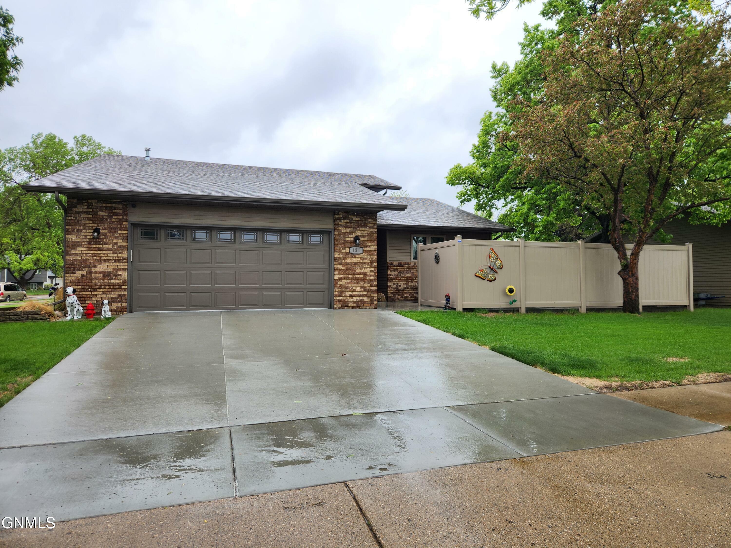 121 Tucson Avenue  Bismarck ND 58504 photo
