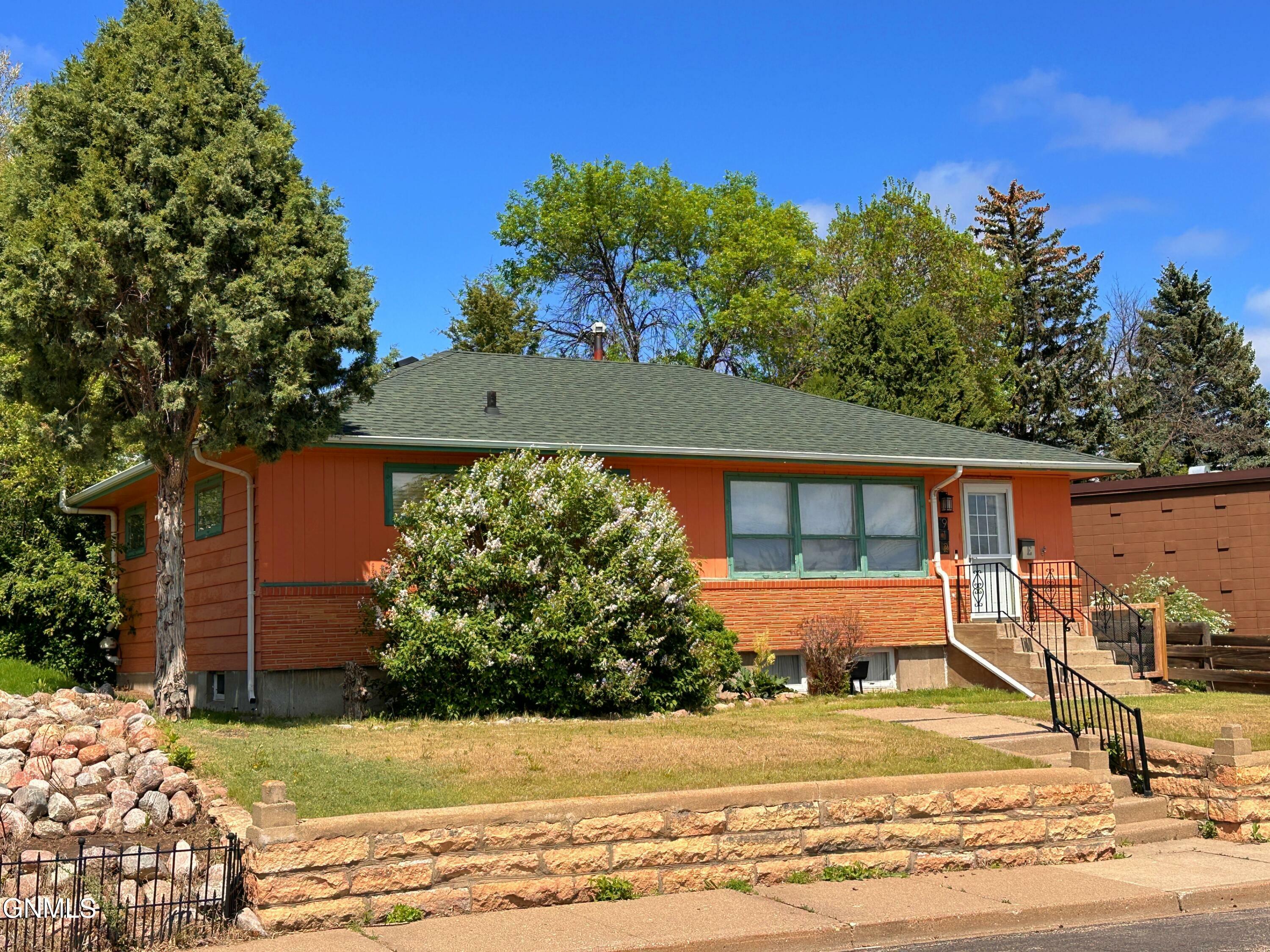Property Photo:  912 Summit Boulevard  ND 58504 
