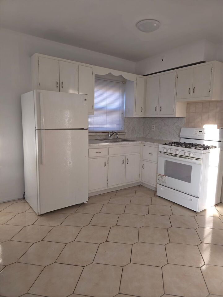Property Photo:  2866 Philip Avenue  NY 10465 
