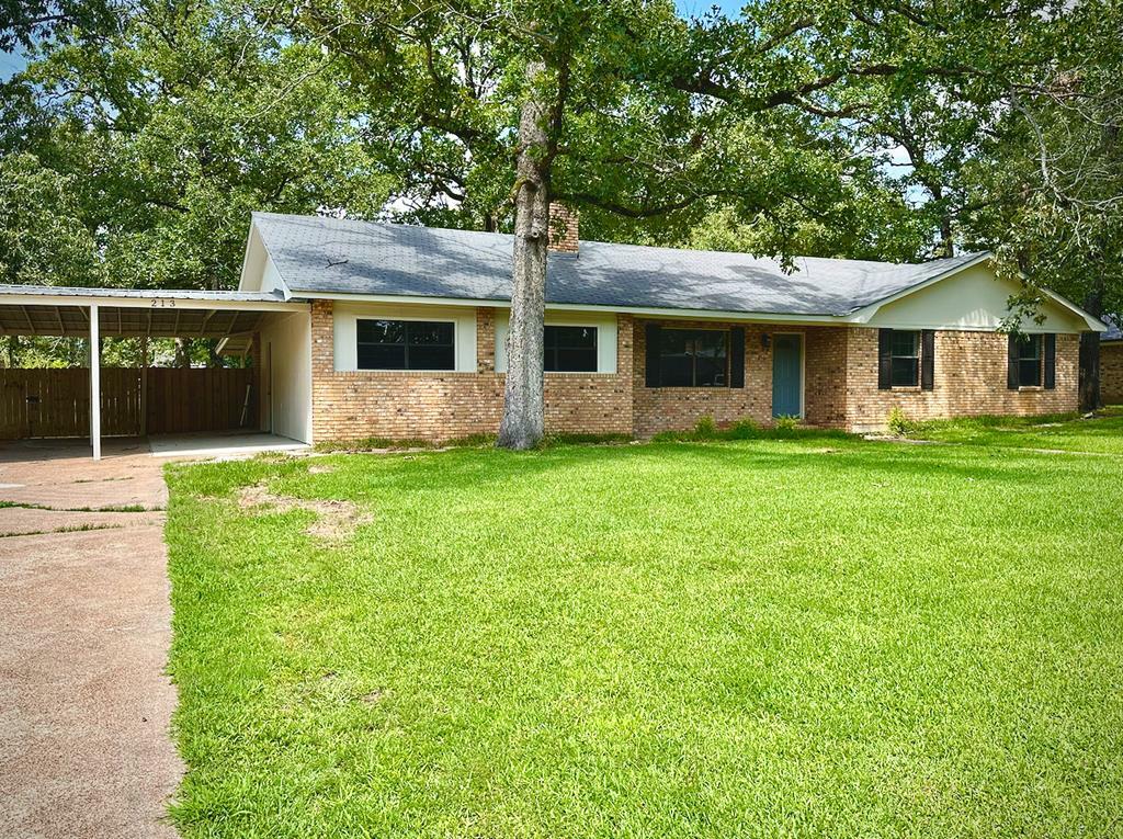 Property Photo: 213 Crosstimbers TX 75904