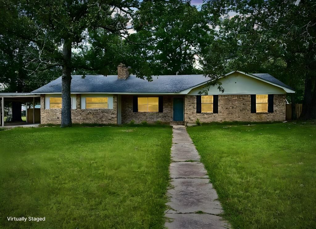 Property Photo:  213 Crosstimbers  TX 75904 