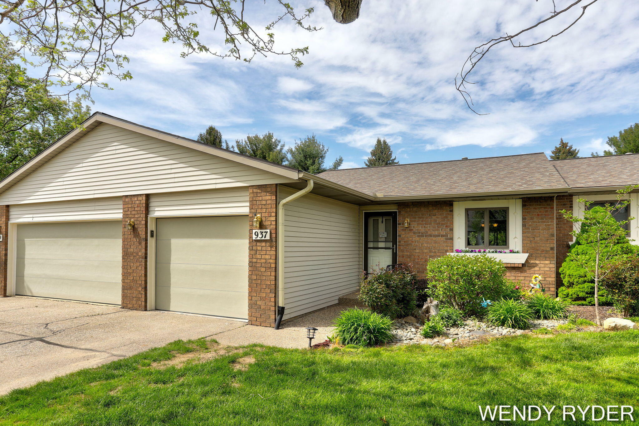 Property Photo: 937 Village Court MI 49423