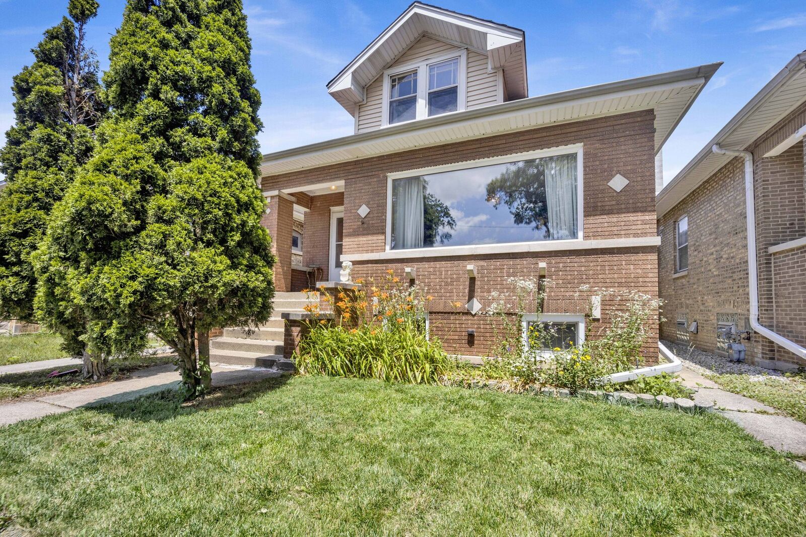 Property Photo:  5912 W Grace Street  IL 60634 