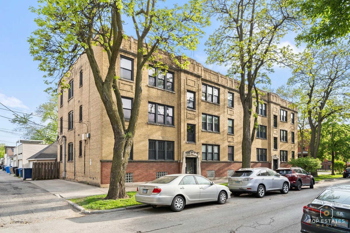 Property Photo: 2717 W Wellington Avenue 2 IL 60618