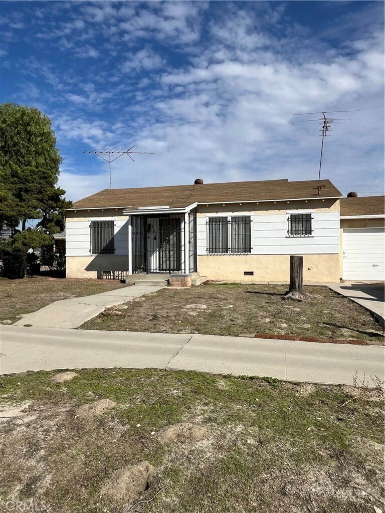 Property Photo: 8942 Ilex Avenue CA 91352