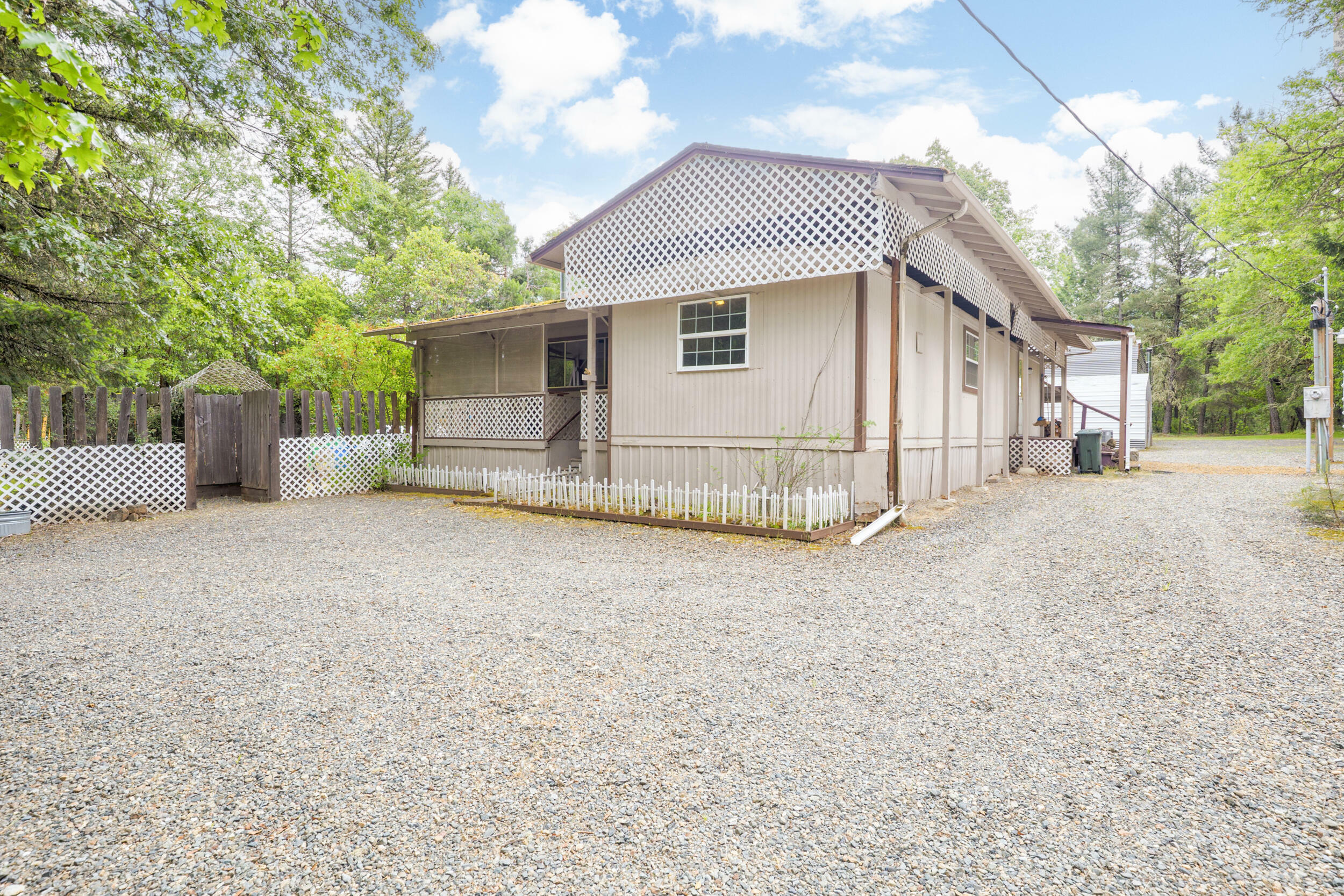 Property Photo: 835 Southside Road OR 97527