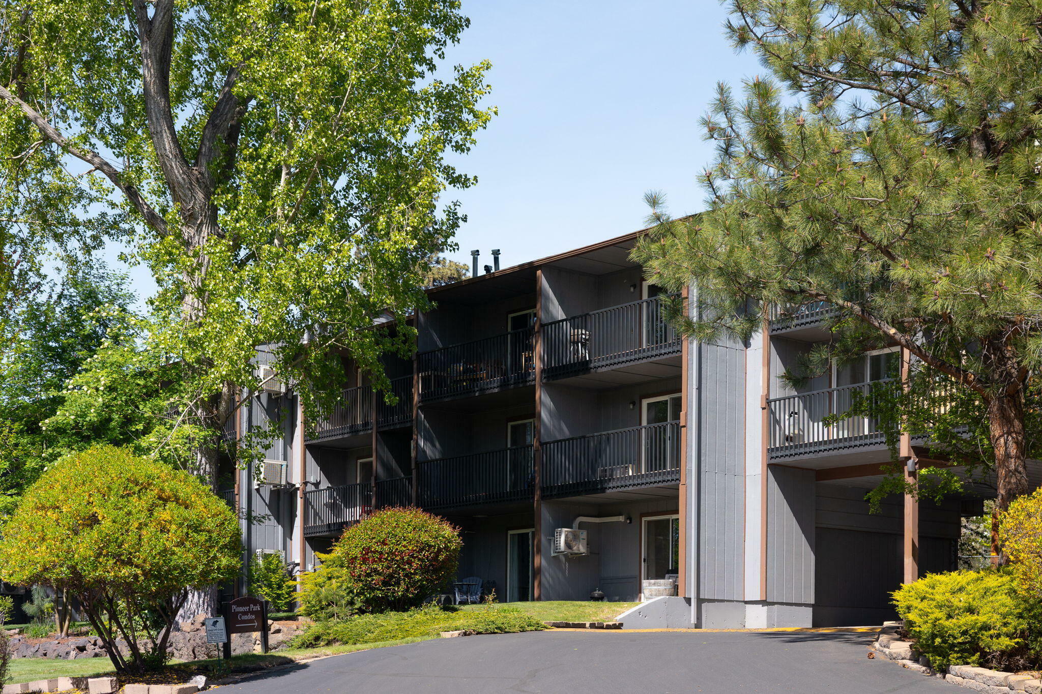 Property Photo: 1565 NW Wall Street 136-137 OR 97703