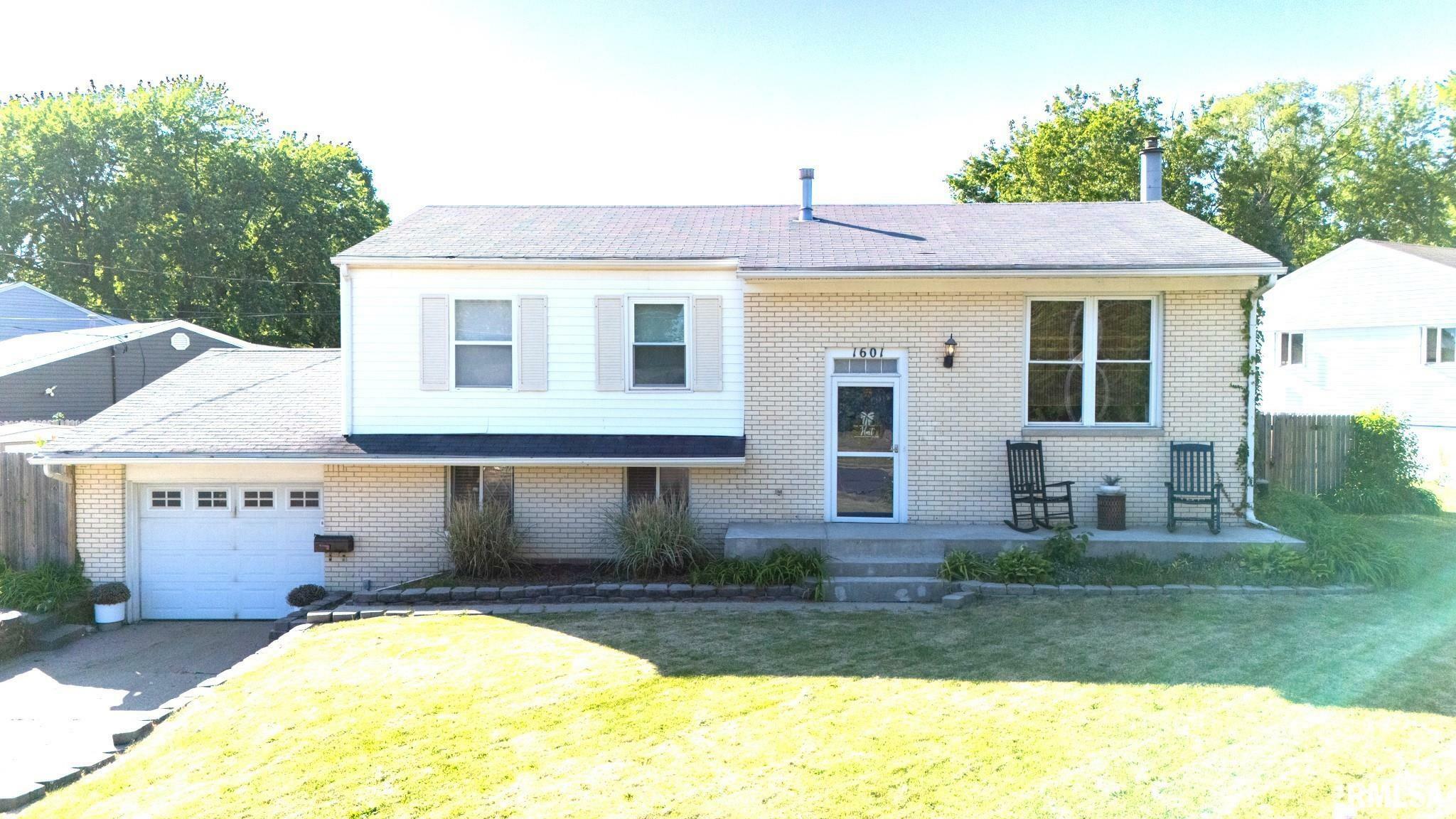Property Photo: 1601 Memorial Drive IL 61554