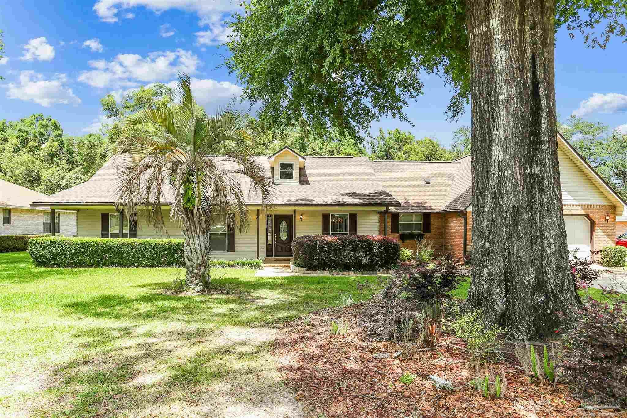 Property Photo: 5660 Nicklaus Ln FL 32570