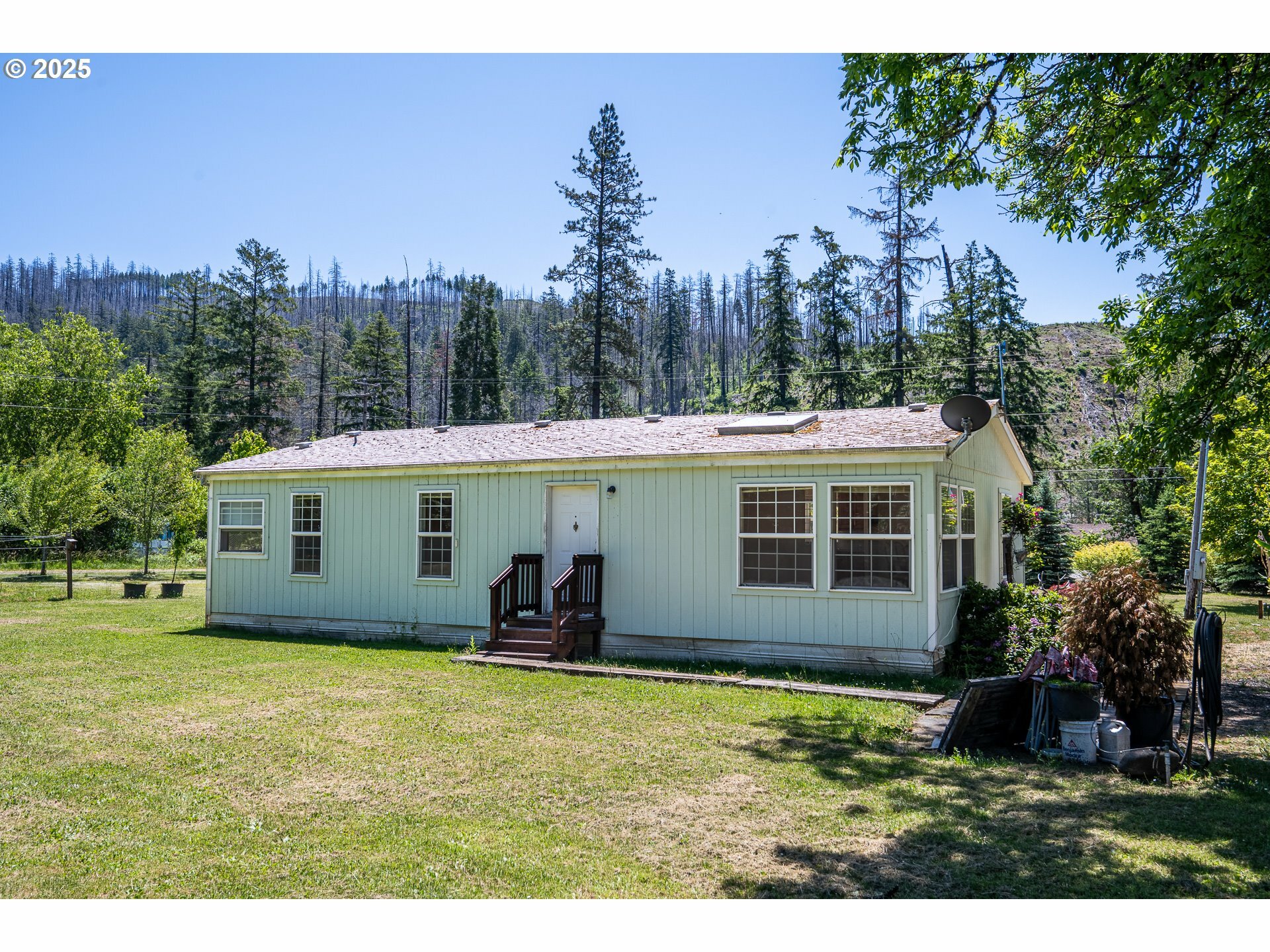 Property Photo: 23056 N Umpqua Hwy OR 97447