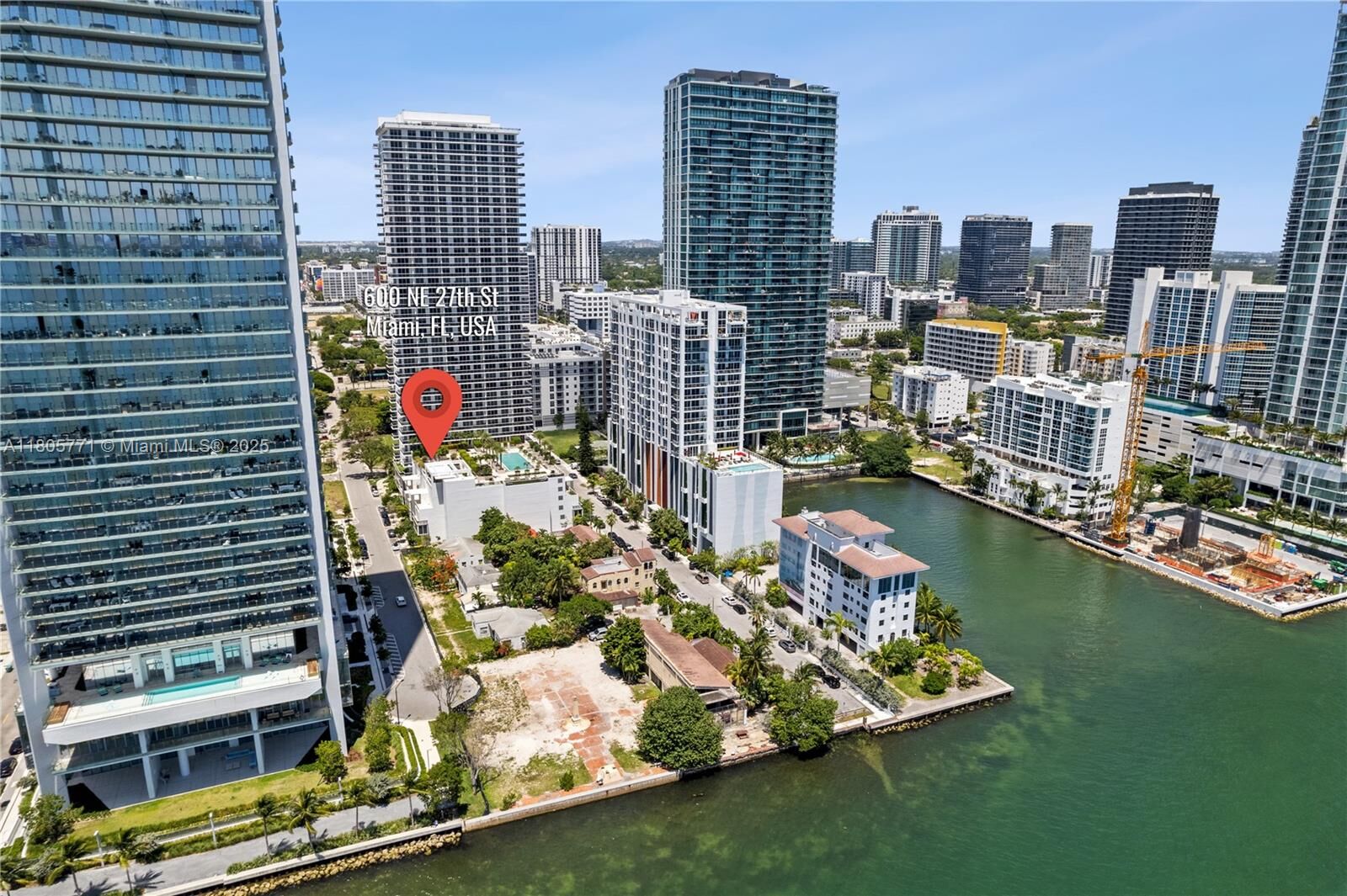 Property Photo:  600 NE 27th St Th103  FL 33137 
