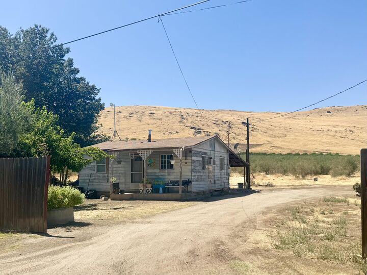 Property Photo:  36189 Road 196  CA 93286 