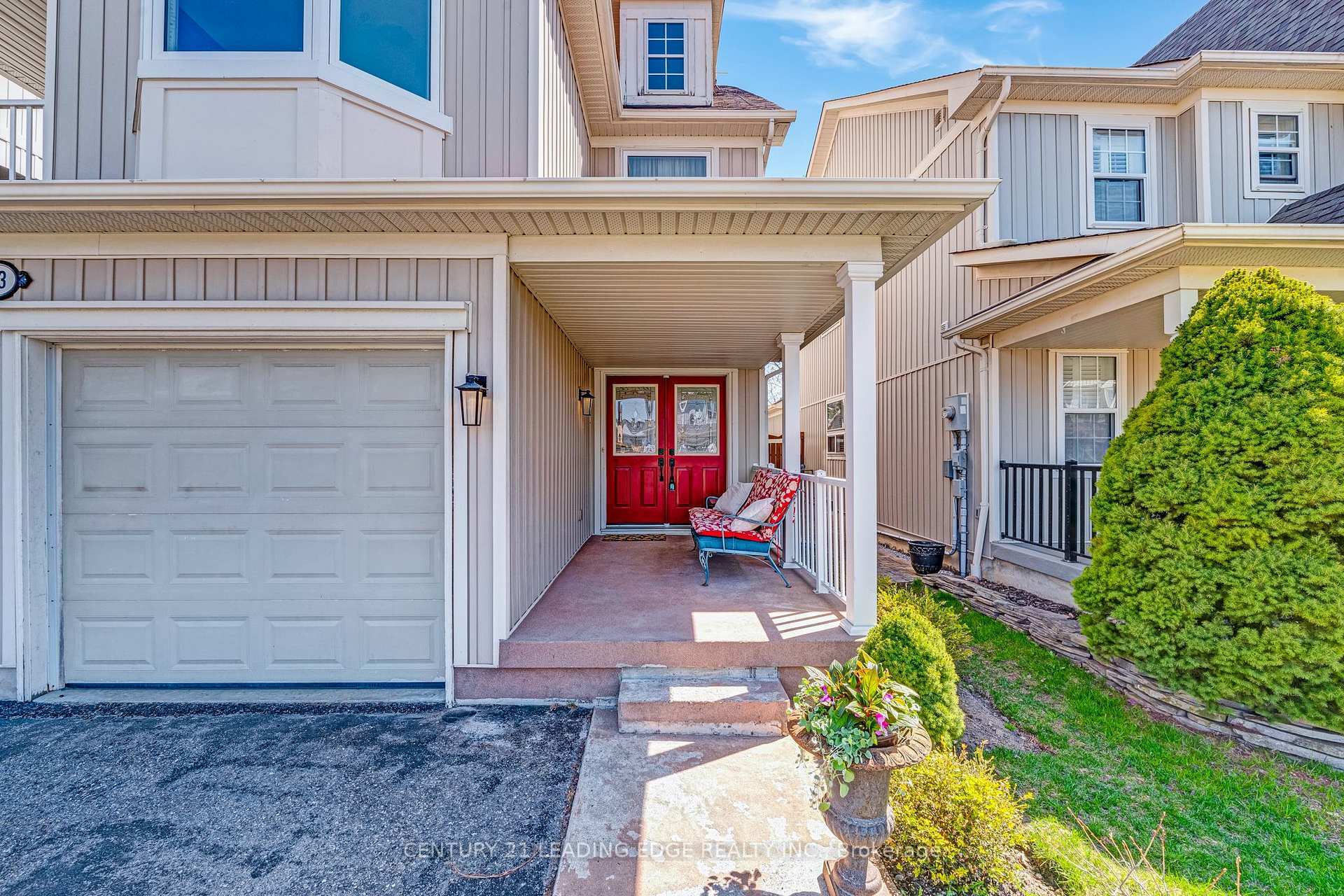 Photo de la propriété: 53 Kinross Avenue ON L1M 2C4