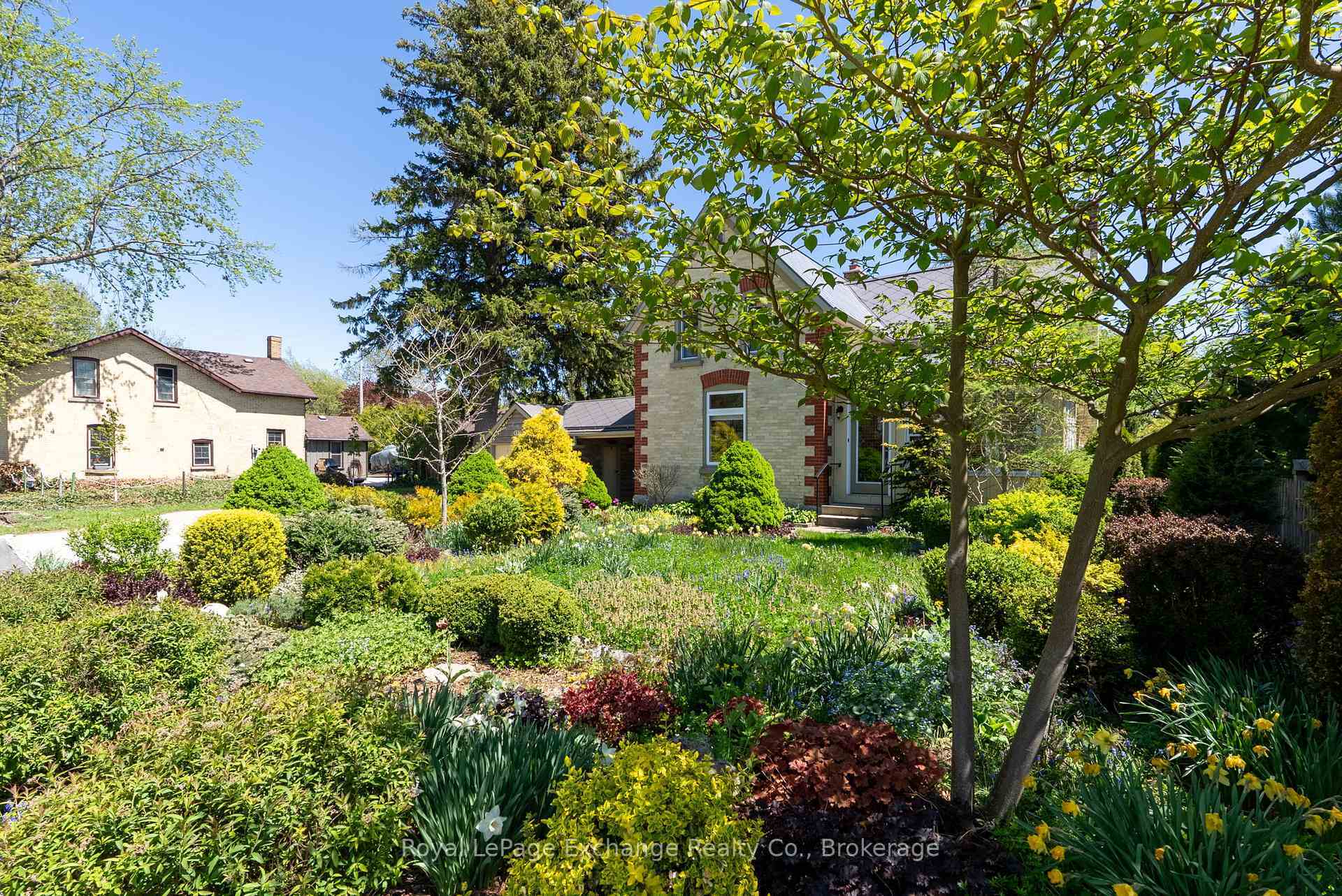 Property Photo: 457 Penetangore Row S ON N2Z 2J7