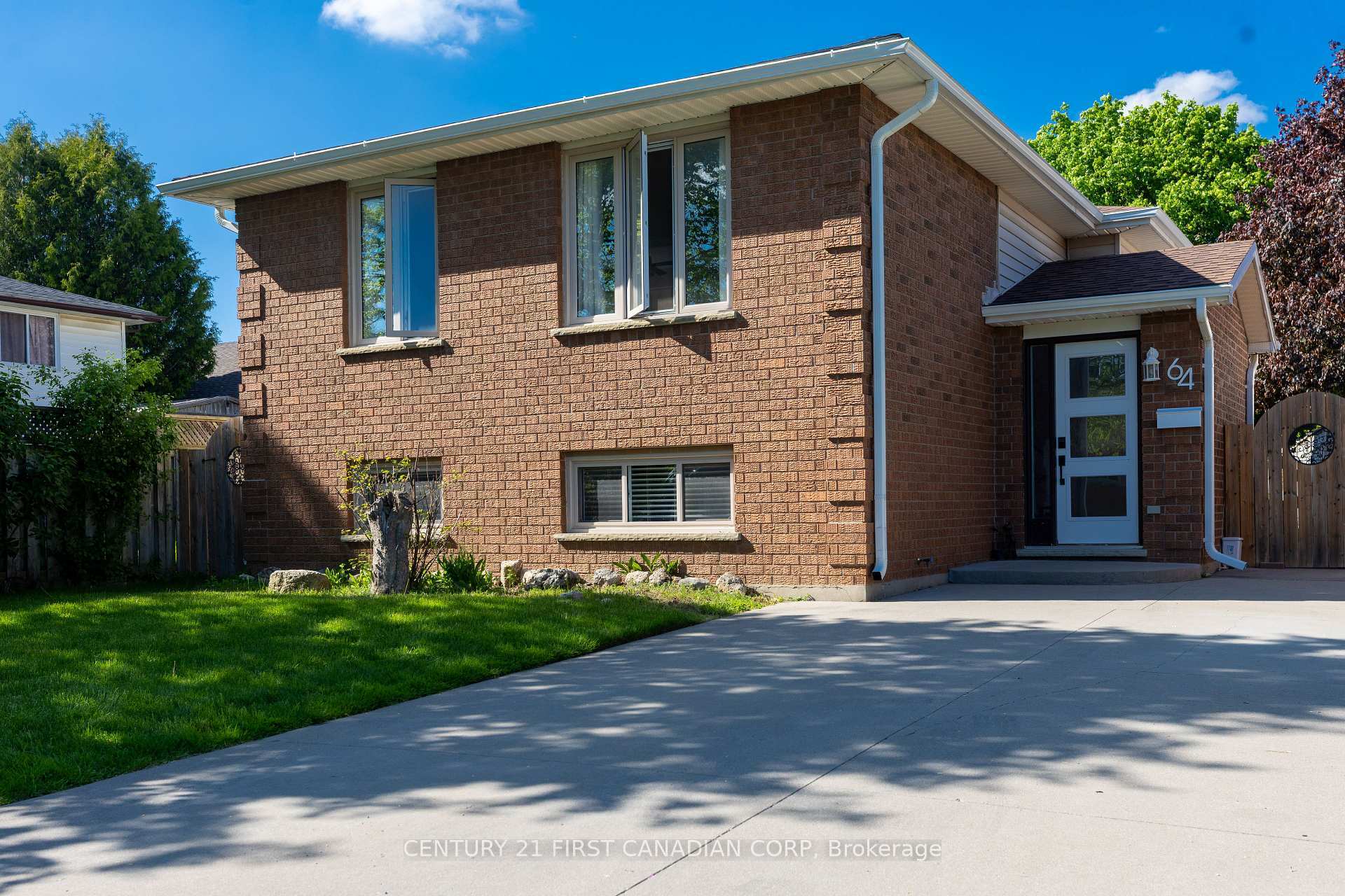 Photo de la propriété: 64 Portsmouth Road ON N5V 4E2