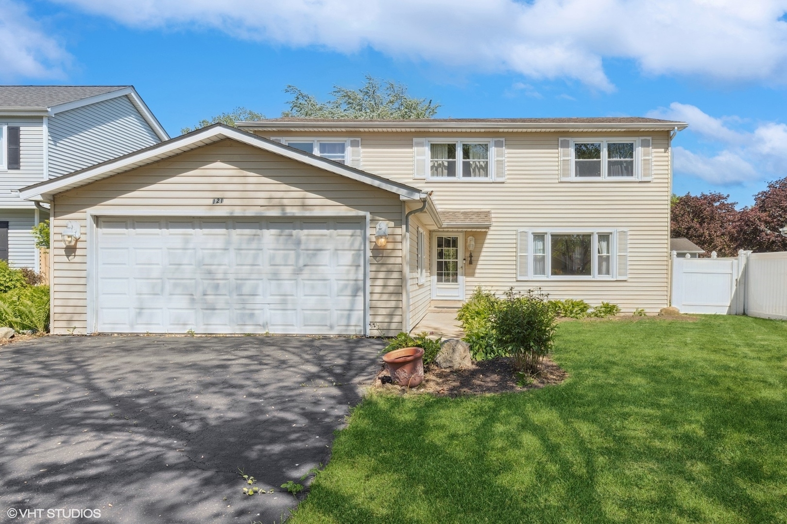 Property Photo: 121 S Parkside Avenue IL 60137
