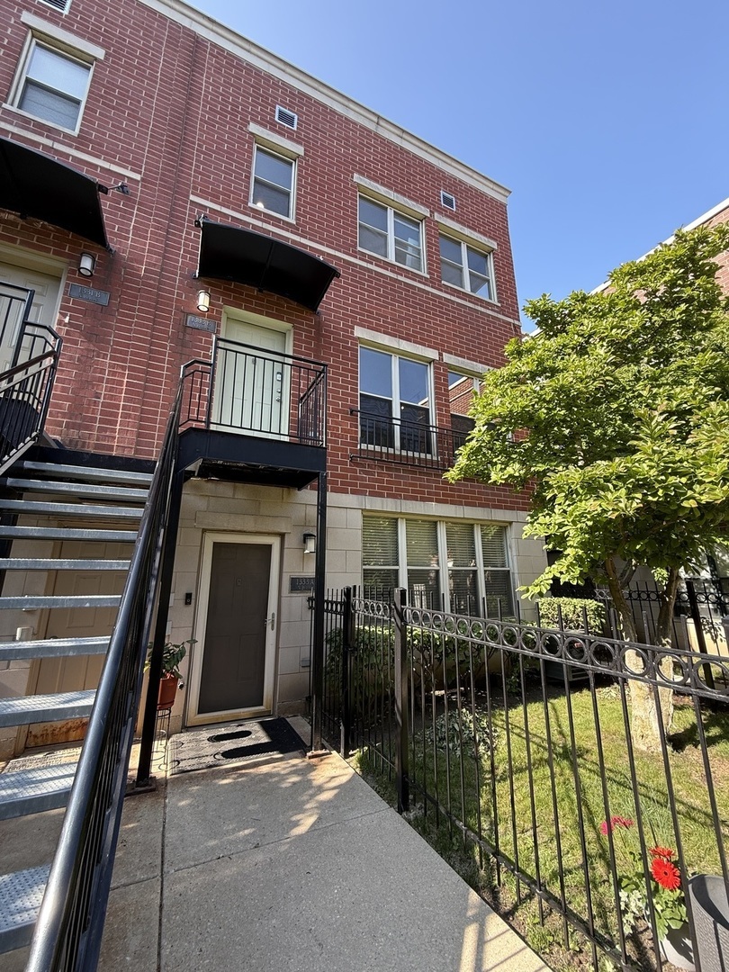 Property Photo: 1333 N Burling Street B IL 60610