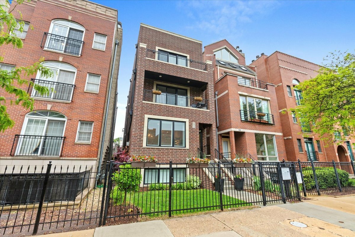 Property Photo: 1922 W Belmont Avenue 1 IL 60657