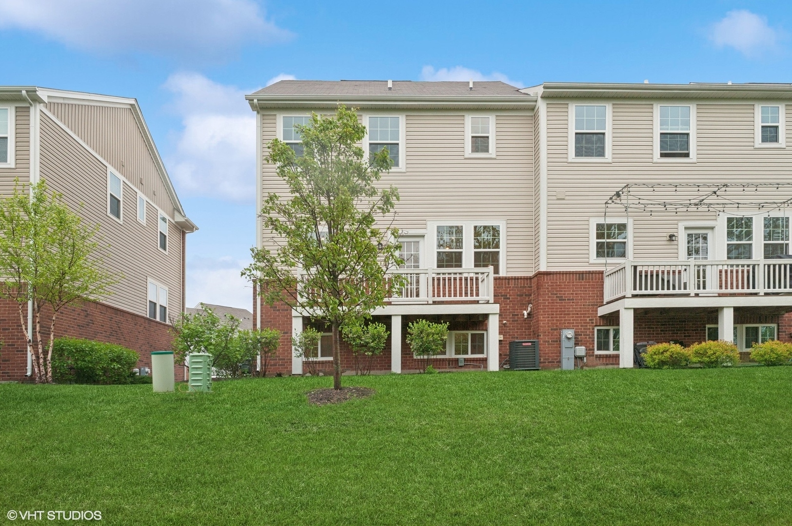 Property Photo: 790 Weller Drive IL 60016