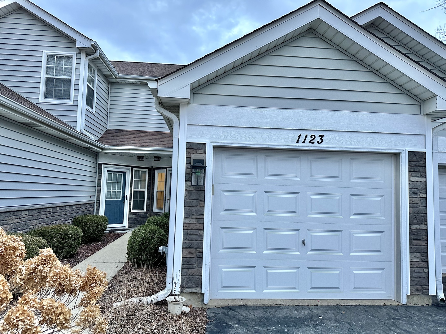 Property Photo: 1123 Regency Court IL 60173