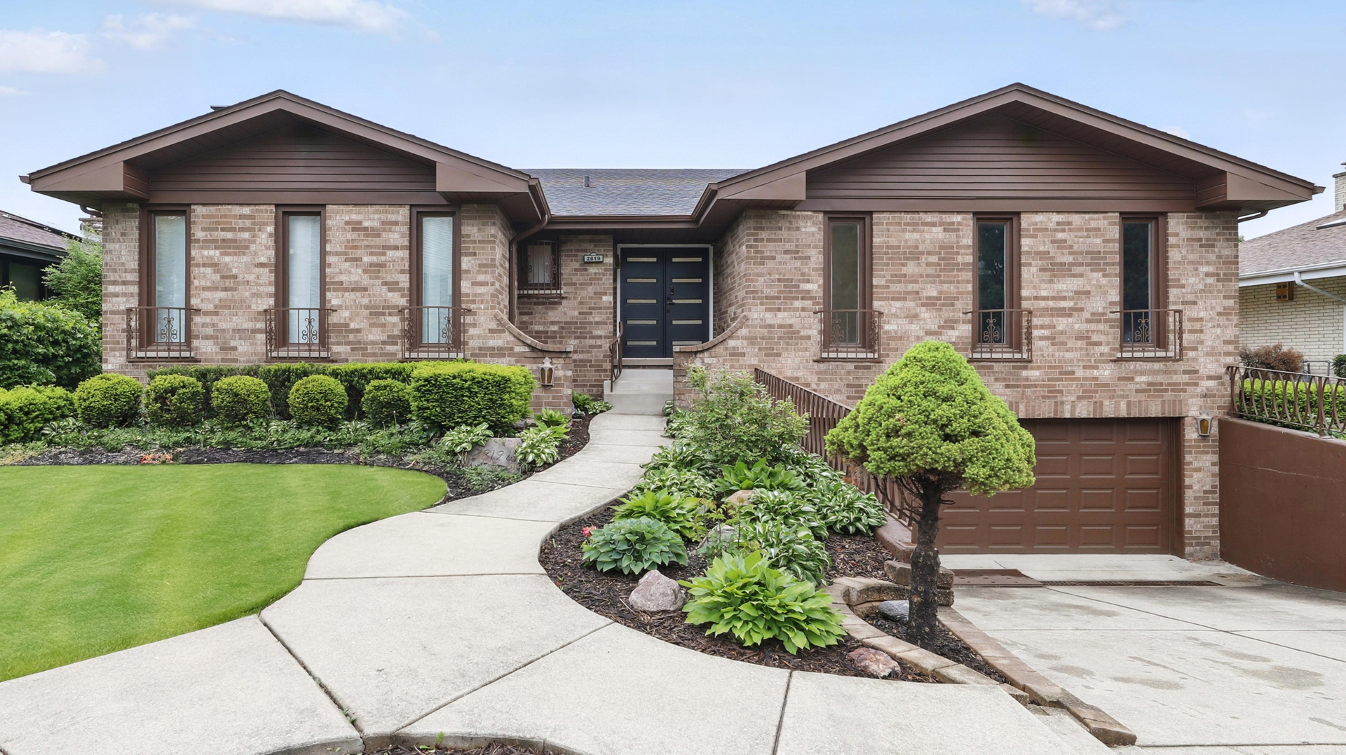 Property Photo: 2819 S Briarwood Drive W IL 60005