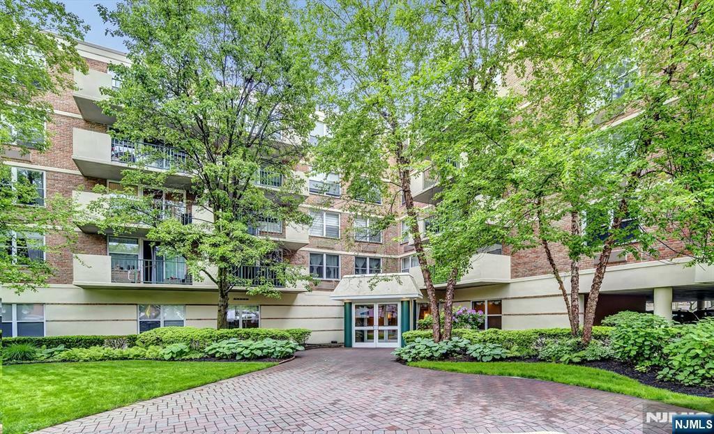 Property Photo: 200 Grand Cove Way 5F NJ 07020