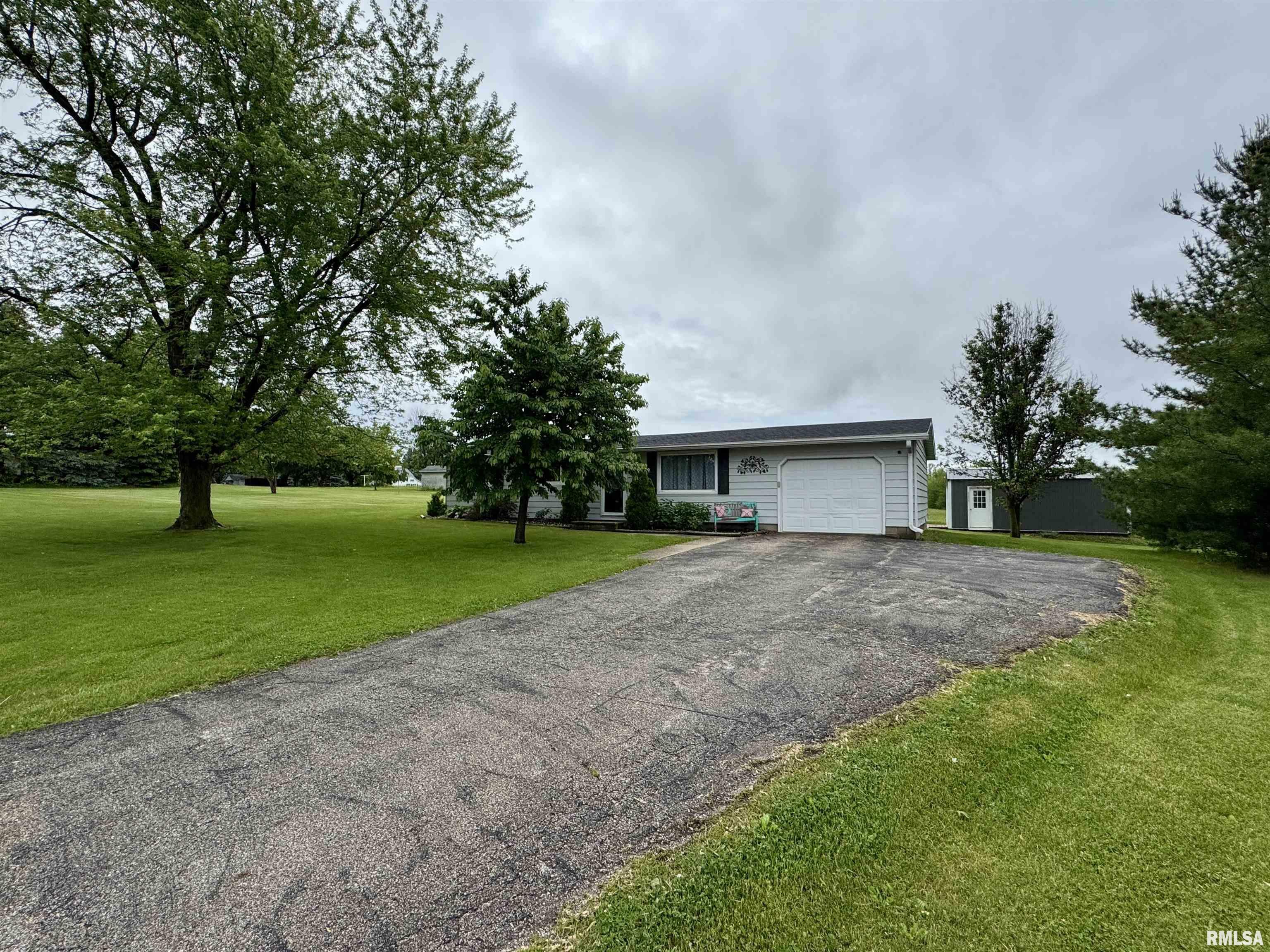 Property Photo: 316 Sunshine Drive IL 61472