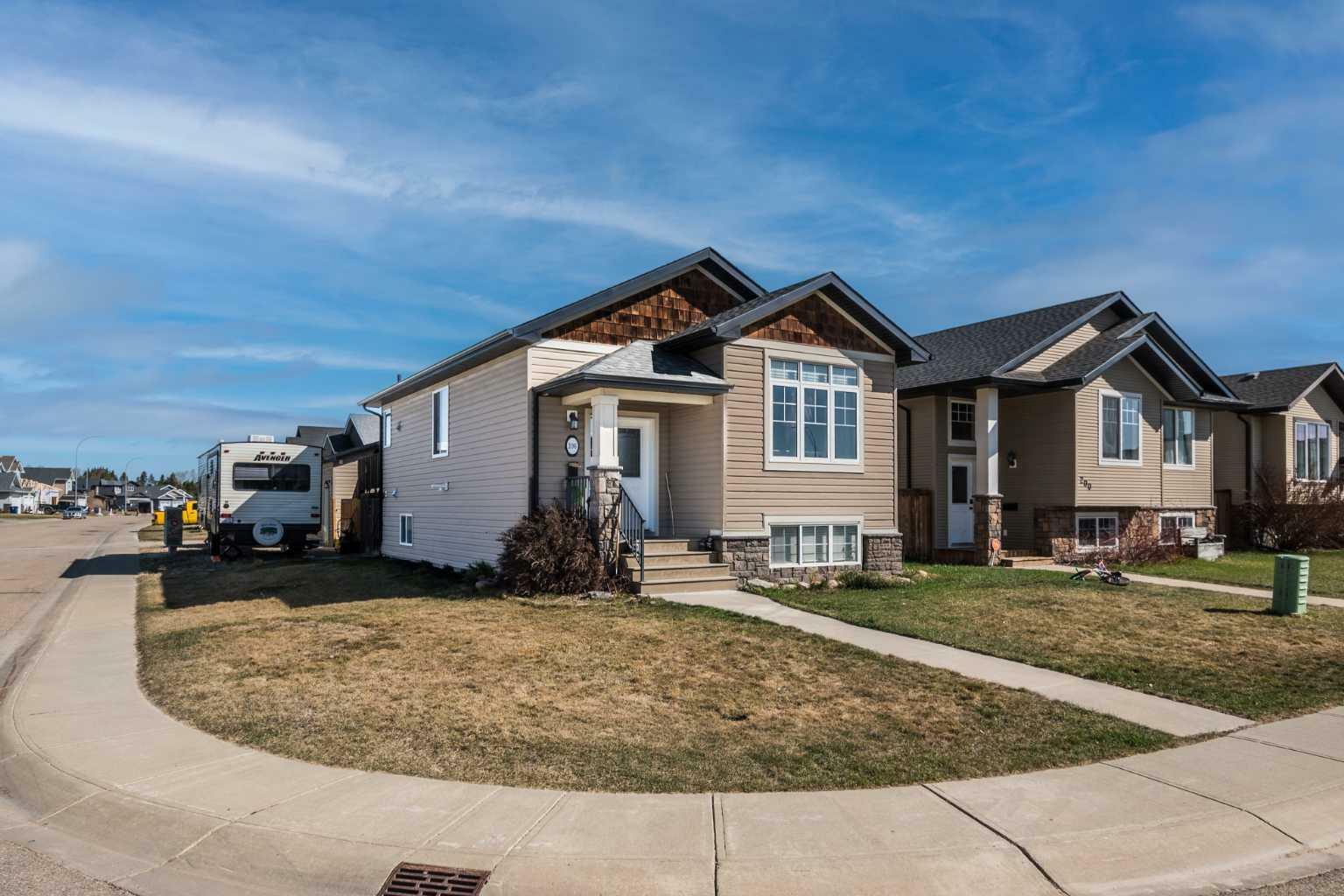 Property Photo:  196 Cedar Square  AB T4M 0A4 