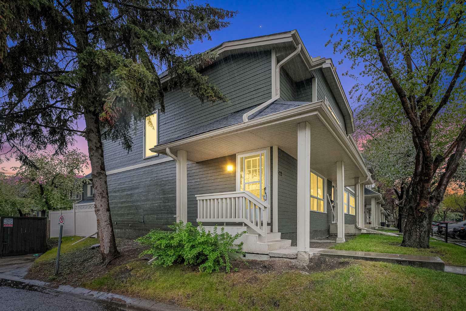 Property Photo:  522 Queenston Gardens SE  AB T2J 6N7 