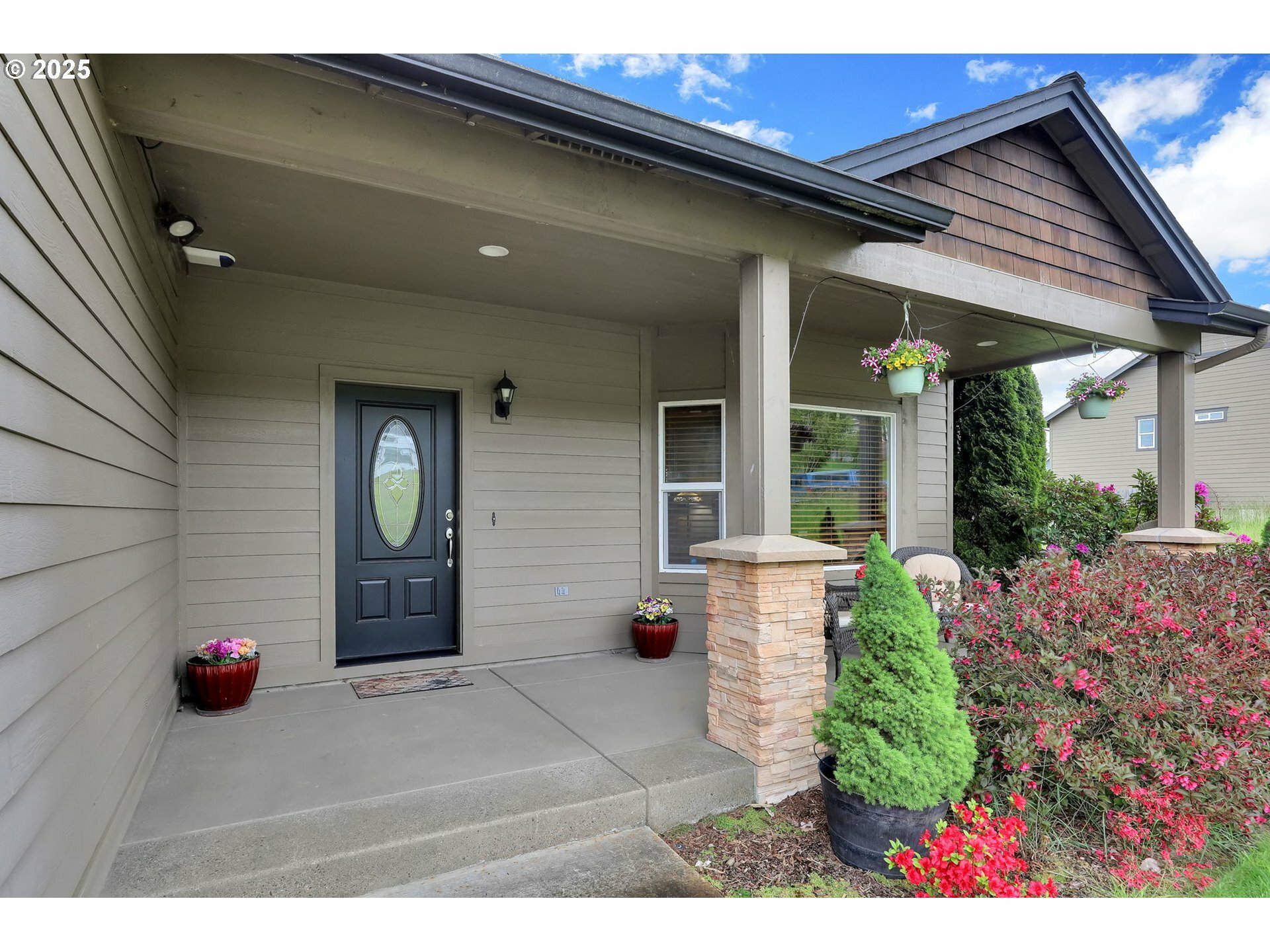 Property Photo: 1427 Dogwood Ave OR 97424