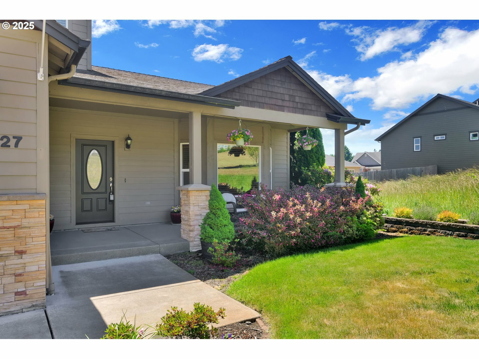 Property Photo: 1427 Dogwood Ave OR 97424