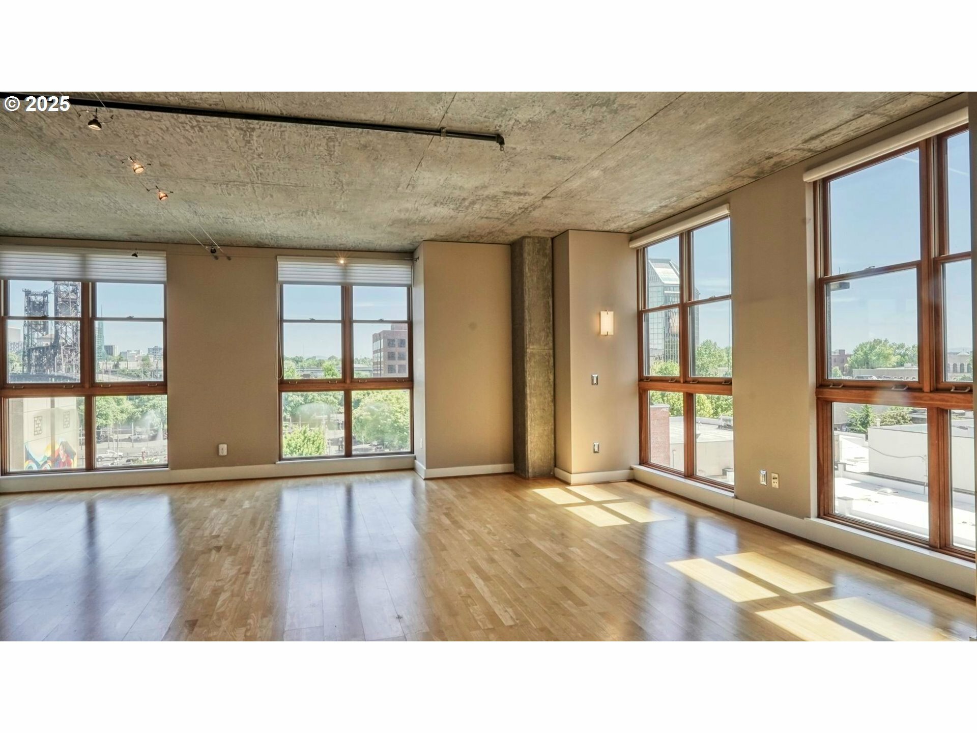 Property Photo: 411 NW Flanders St 607 OR 97209