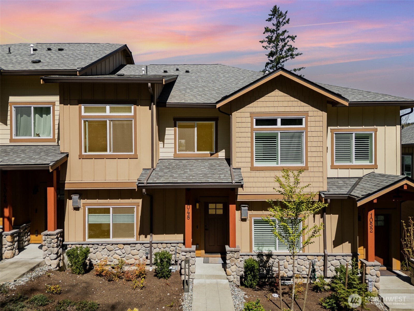 Property Photo:  1048  Sunrise Place SW  WA 98027 