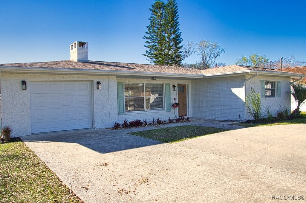 Property Photo: 1300 SE 4th Avenue FL 34429