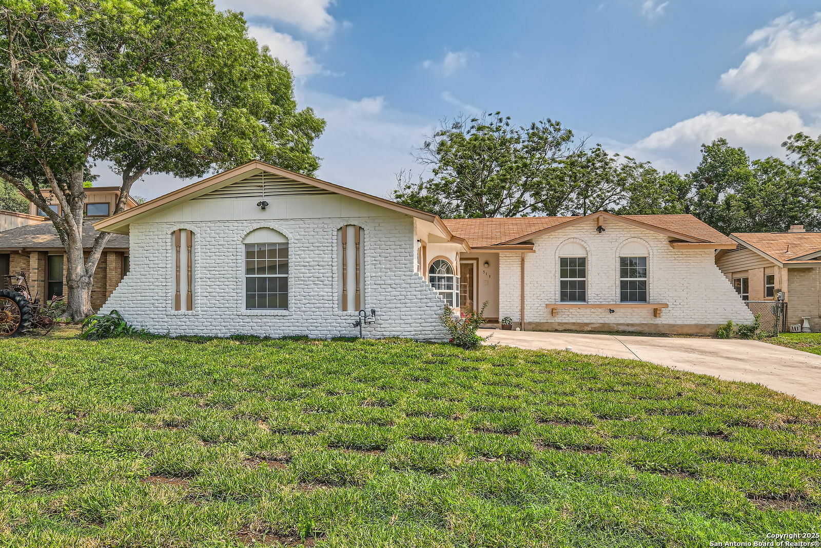 Property Photo: 513 Jeanette Dr TX 78109