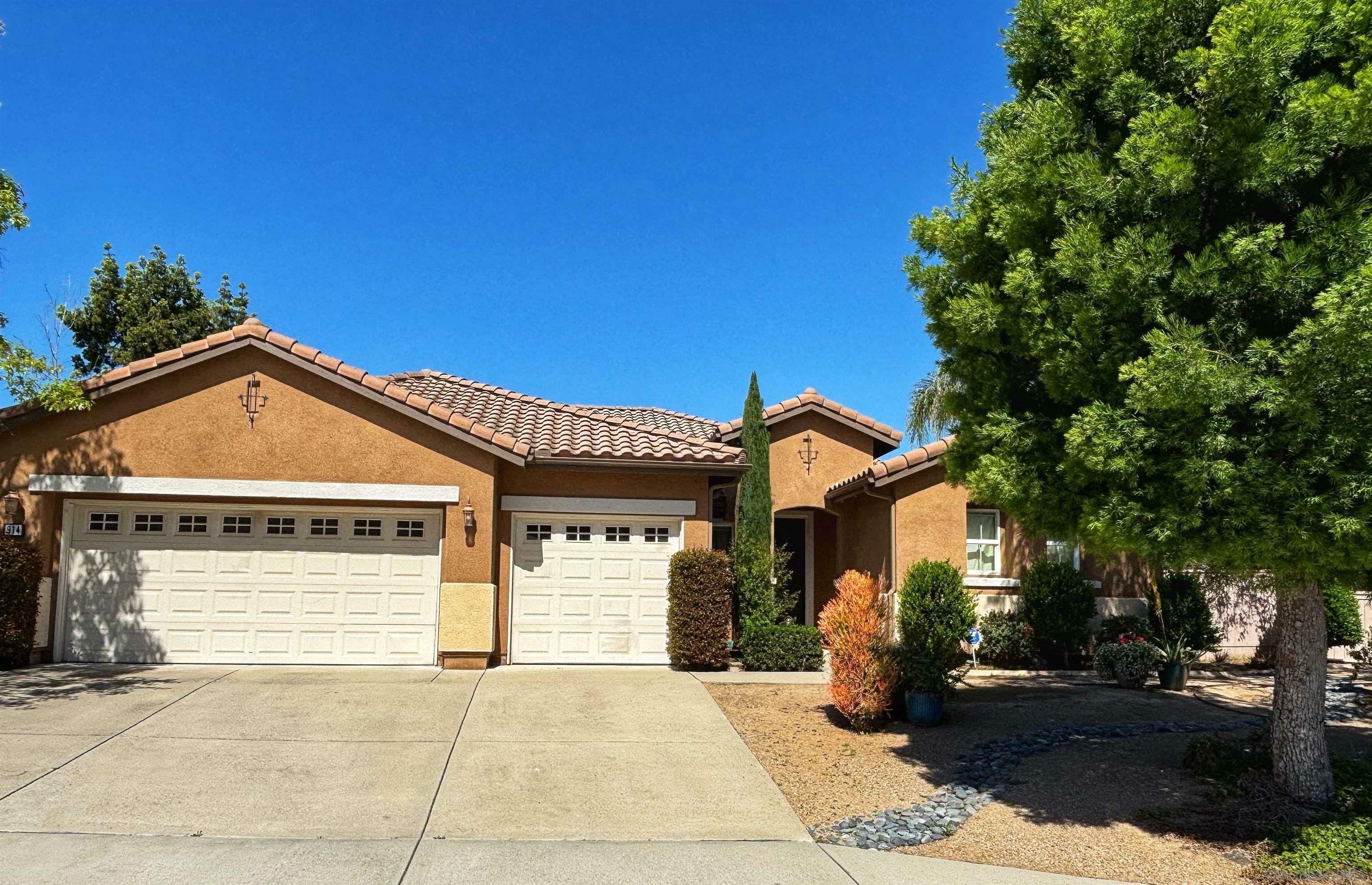 Property Photo: 914 Lantana Ct CA 92069