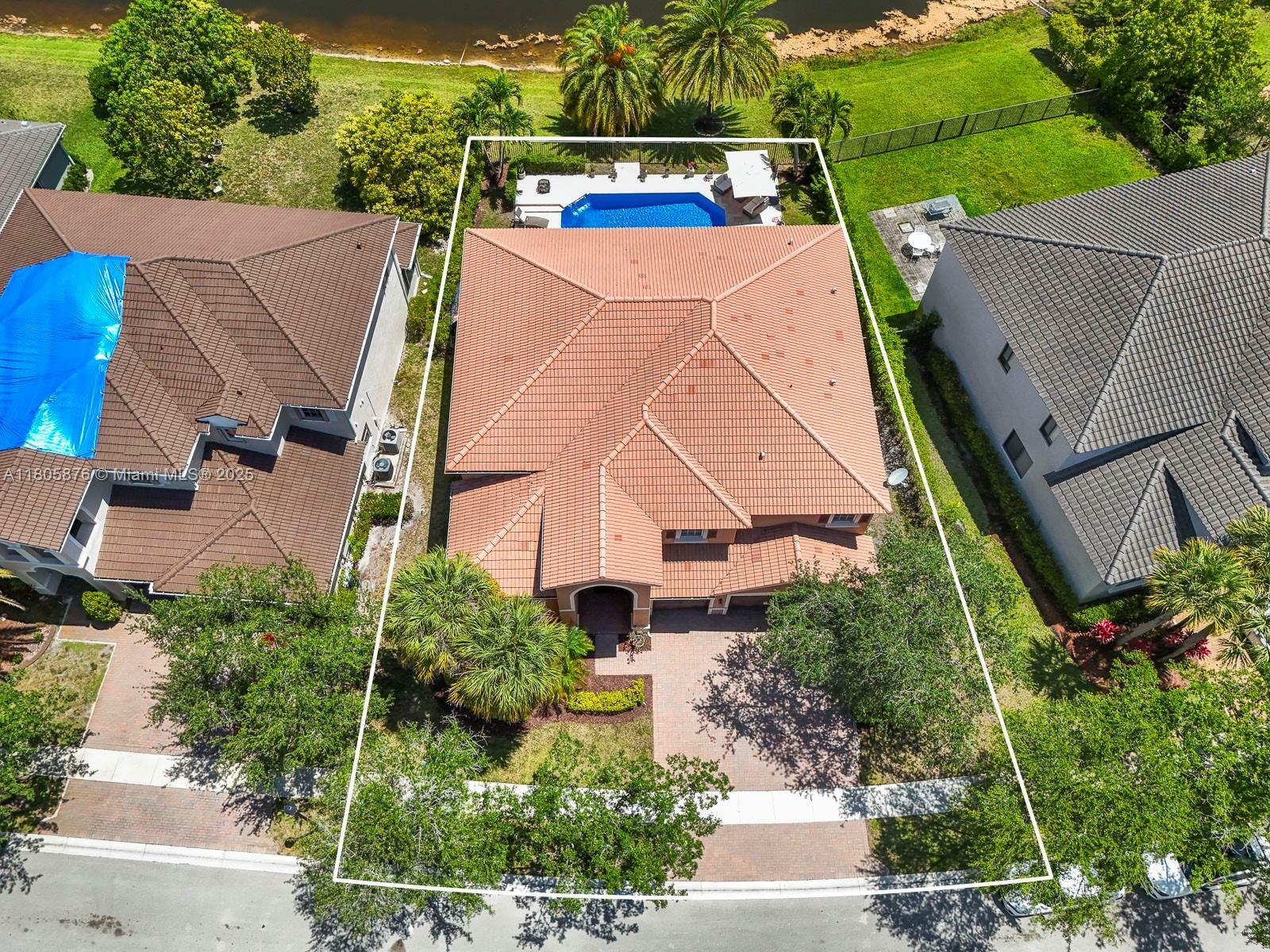 Property Photo: 19165 N Gardenia Ave FL 33332