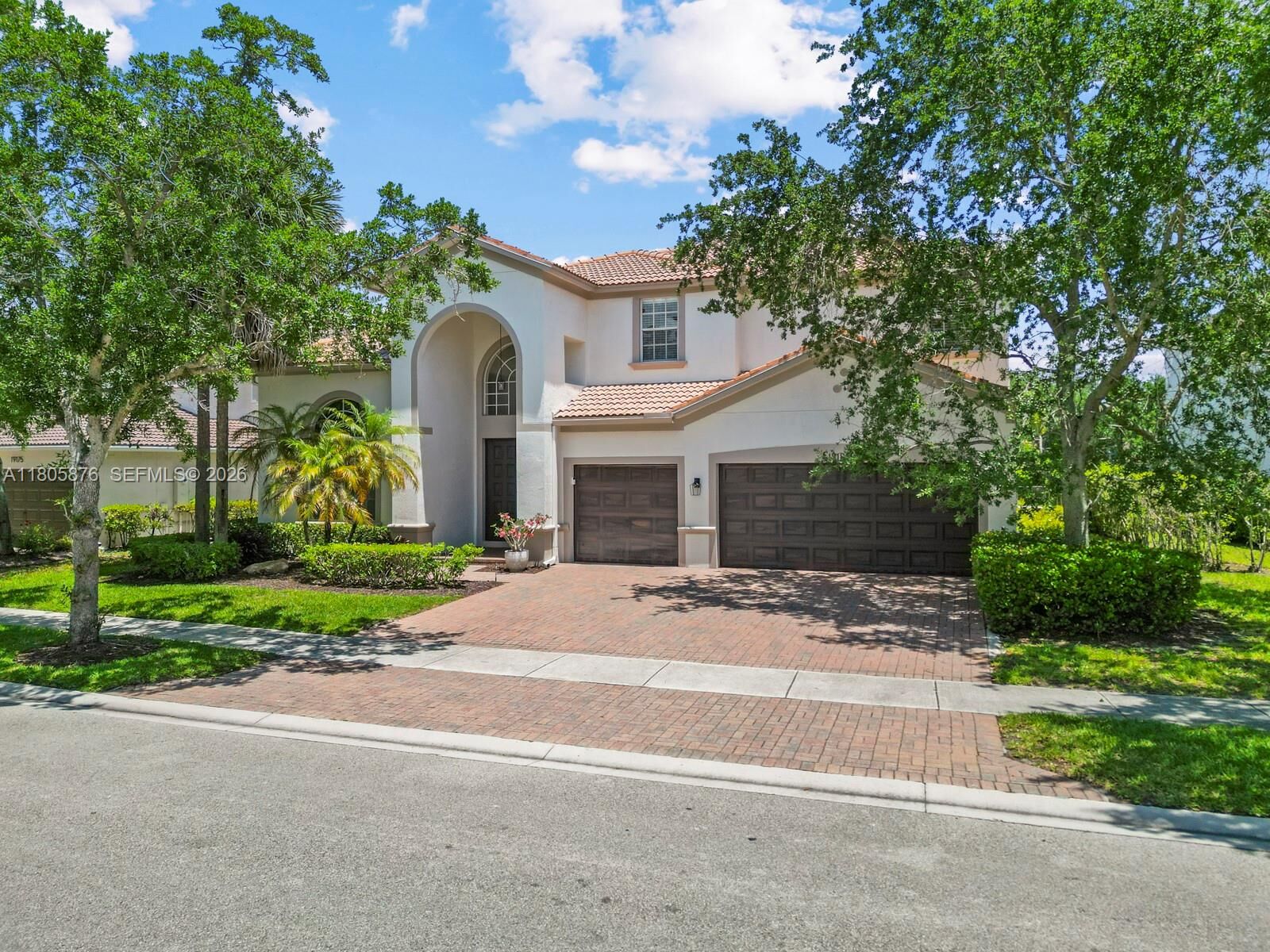 Property Photo:  19165 N Gardenia Ave  FL 33332 