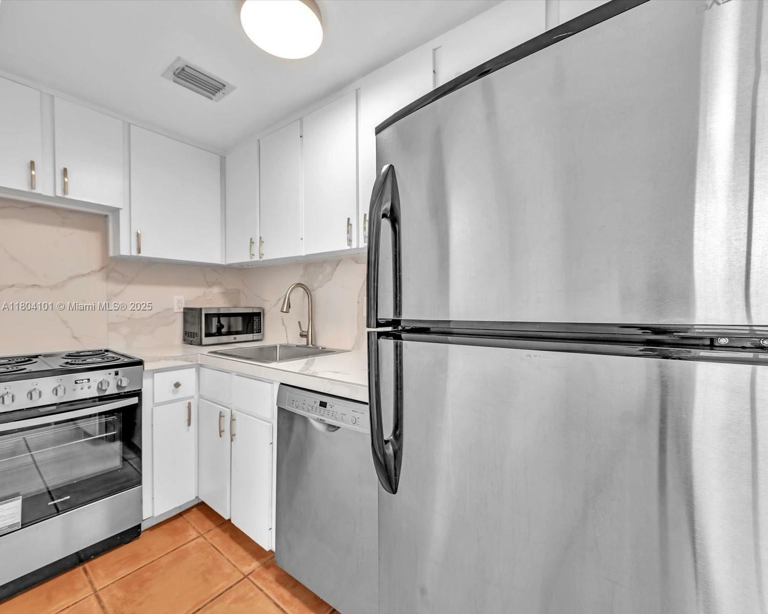 1218 Drexel Ave 304  Miami Beach FL 33139 photo