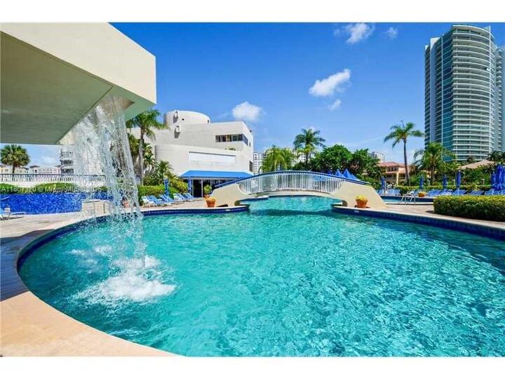 Property Photo:  19707 Turnberry Way 18L  FL 33180 