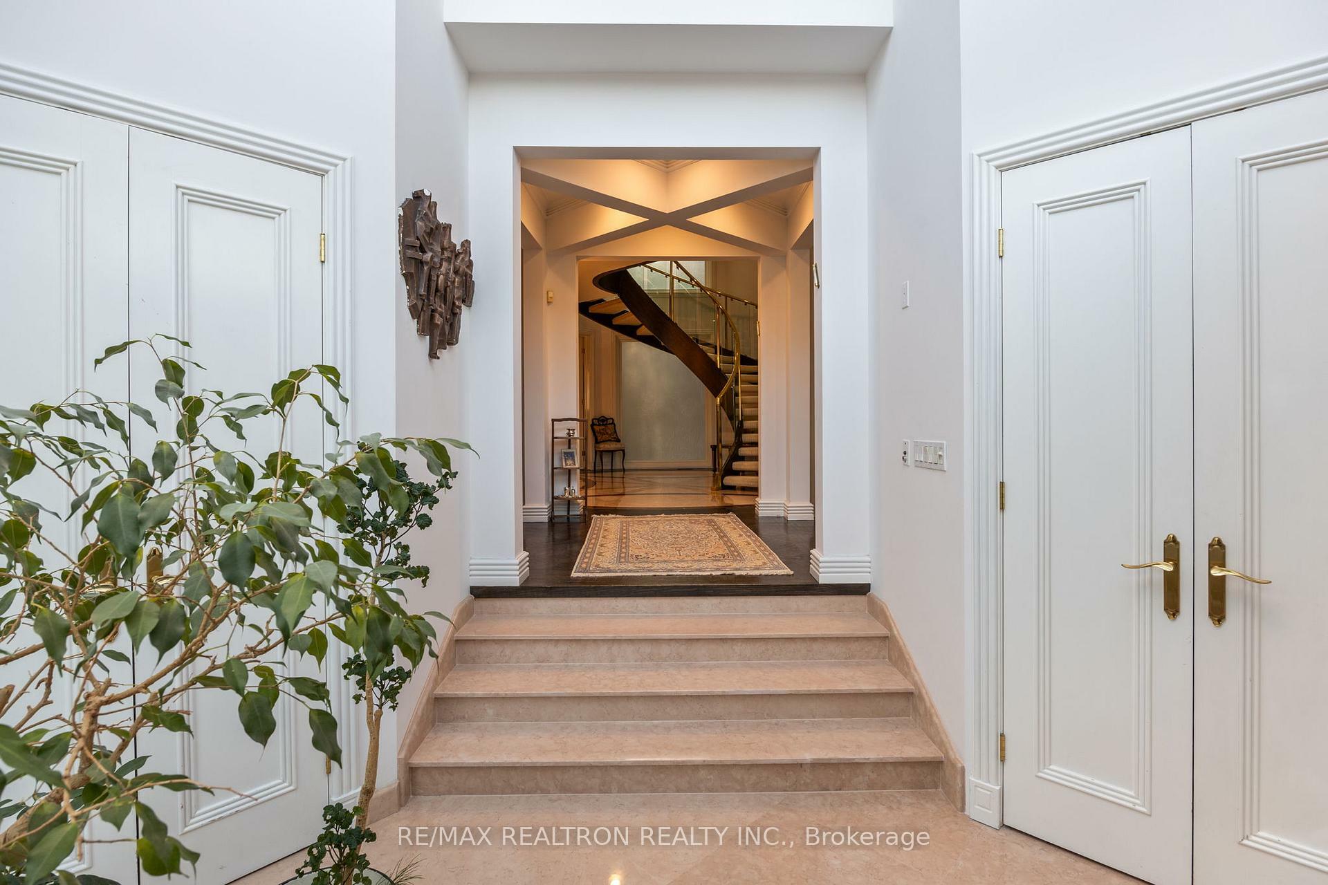 Property Photo: 83 Hillmount Avenue ON M6B 1X5