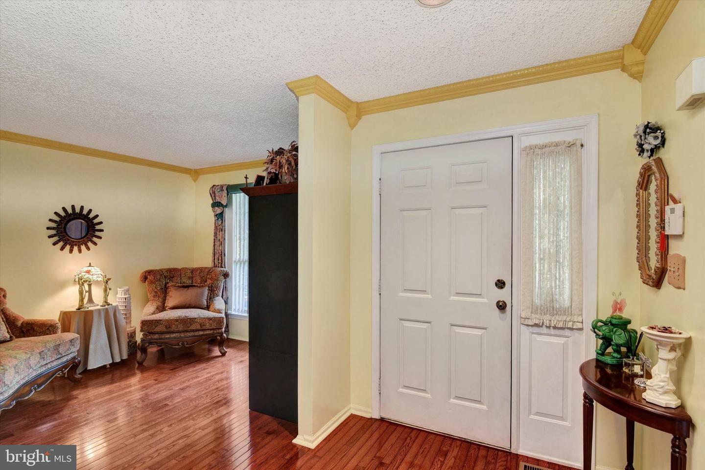 Property Photo:  6 Thrush Court  NJ 08857 