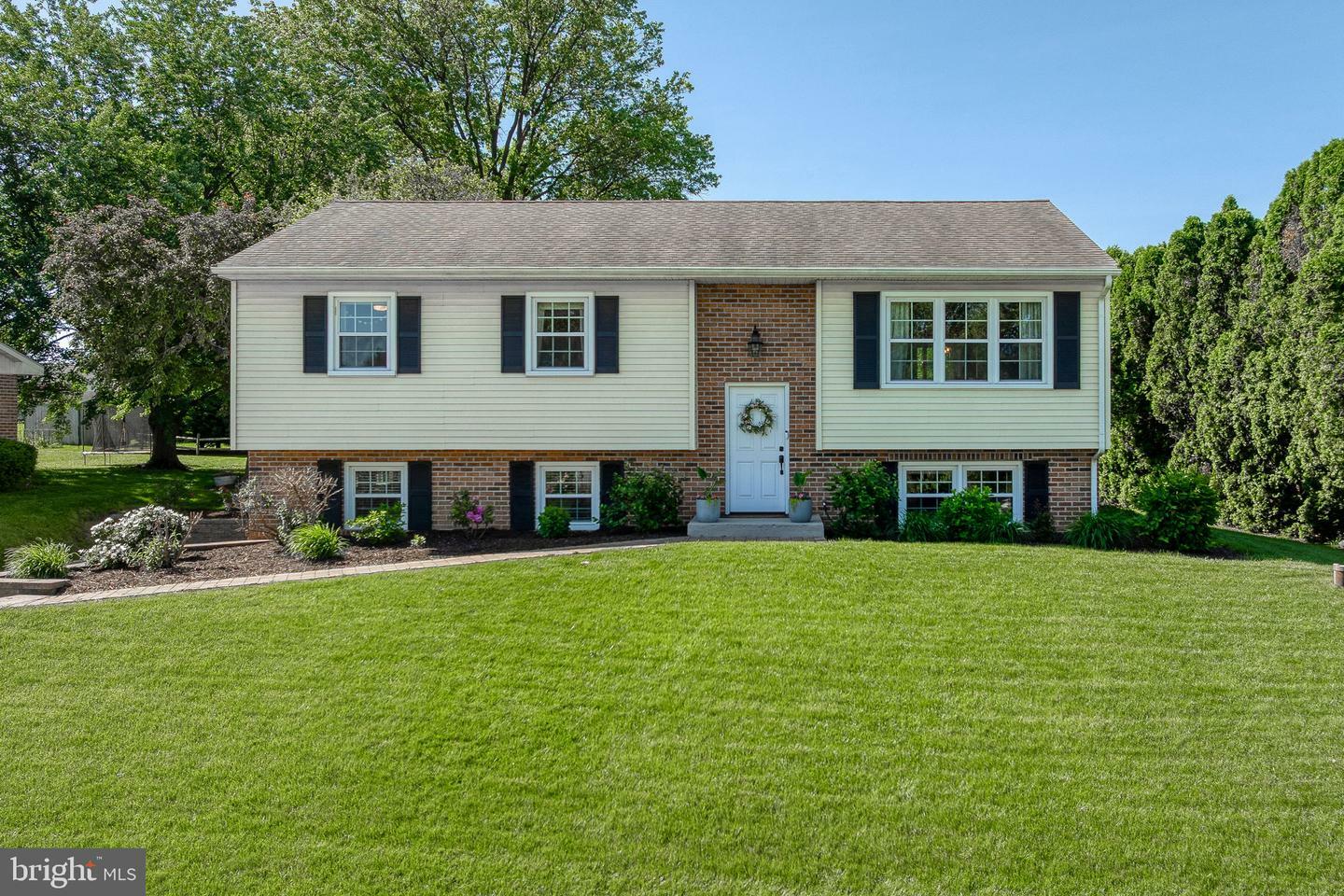 Property Photo: 2436 Ellendale Drive PA 17602