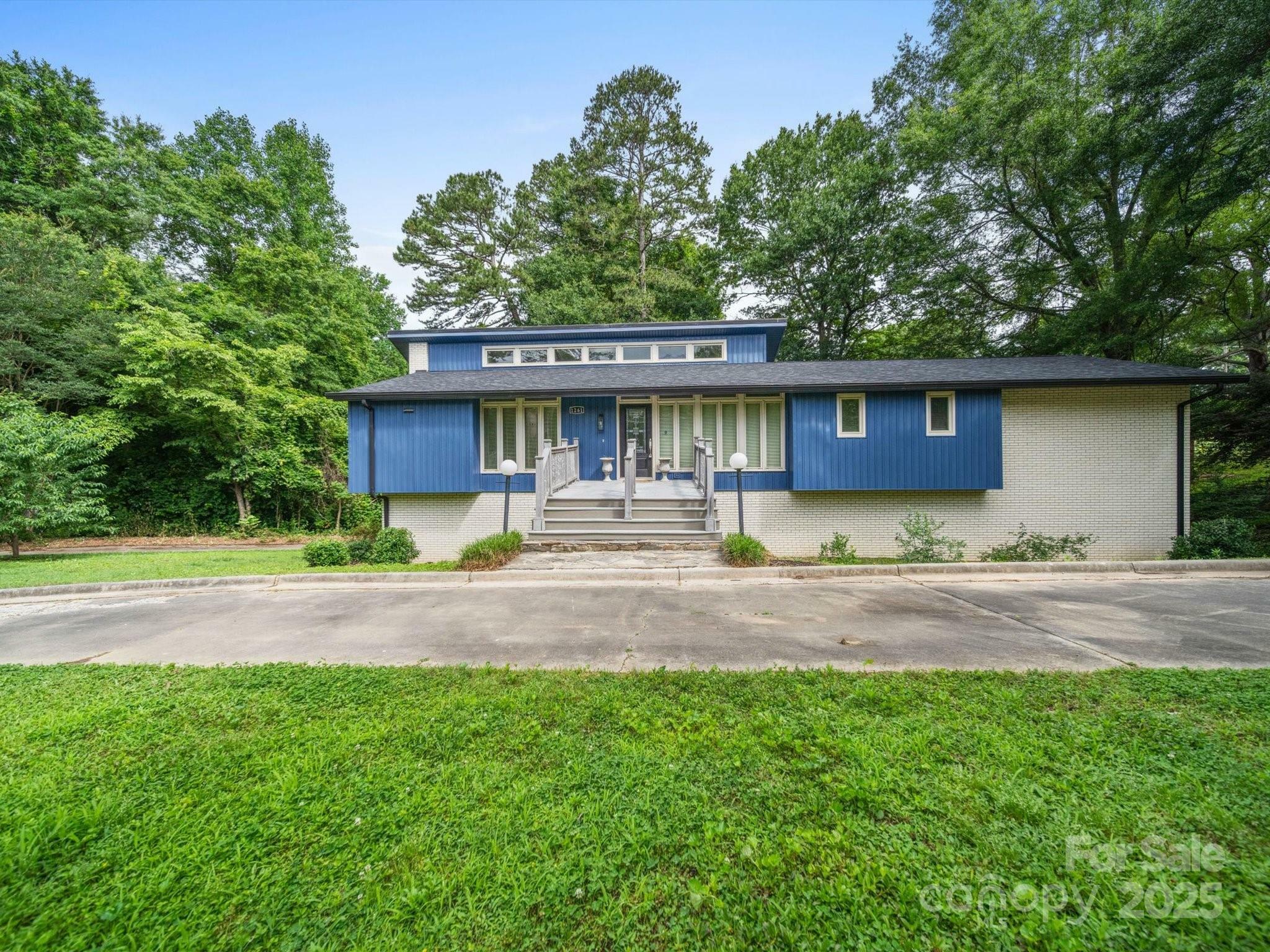Property Photo: 1261 Westbrook Circle NC 28052