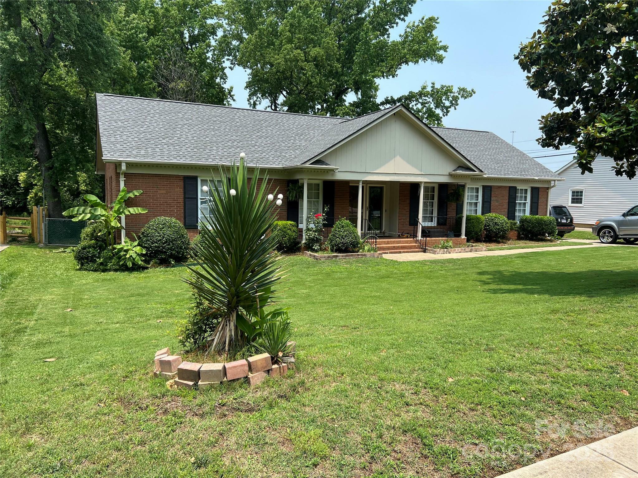 2443 Knickerbocker Drive  Charlotte NC 28212 photo