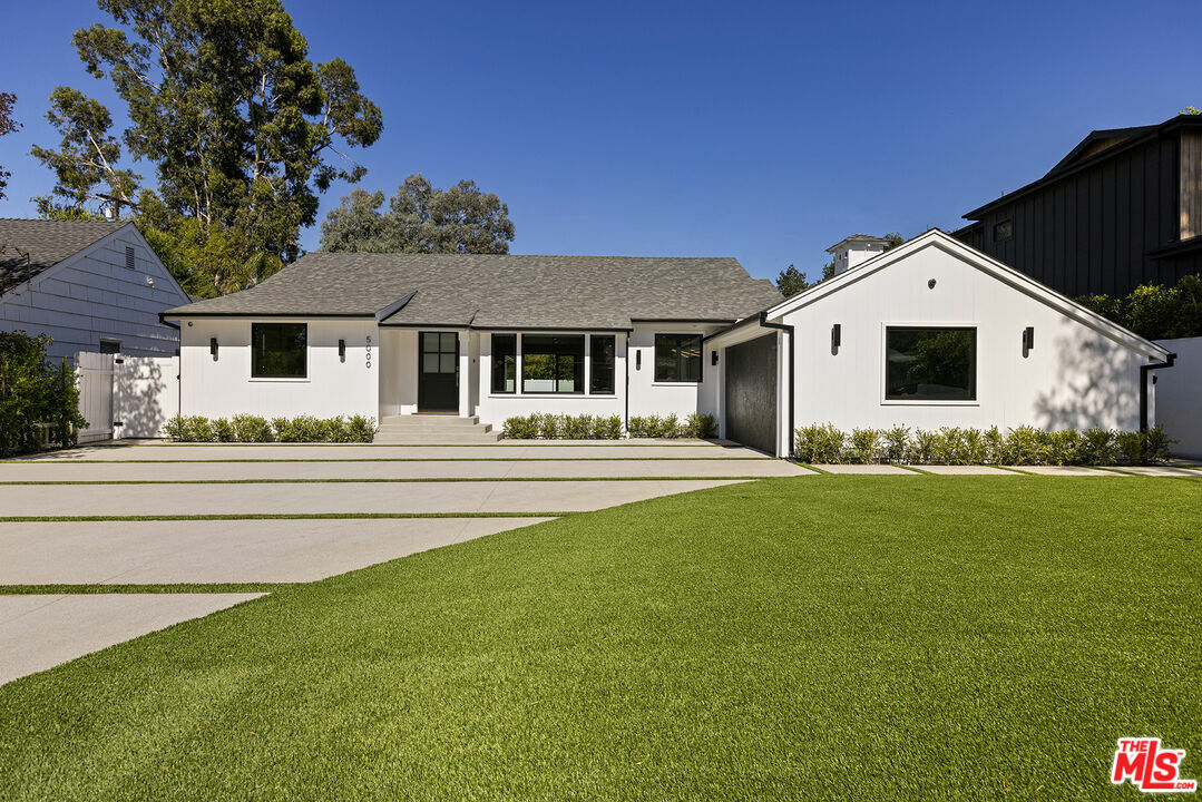 Property Photo: 5000 Noeline Ave CA 91436